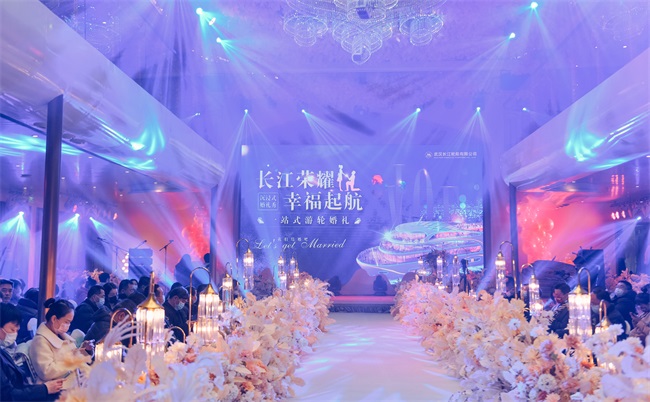 船于江中行，人在畫中游，是沉浸式郵輪婚禮給的浪漫